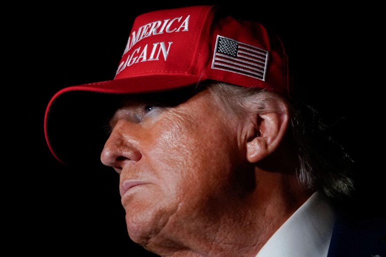 Ο Τραμπ απολύει αξιωματούχο γιατί δεν του άρεσαν τα… στοιχεία που δημοσίευσε