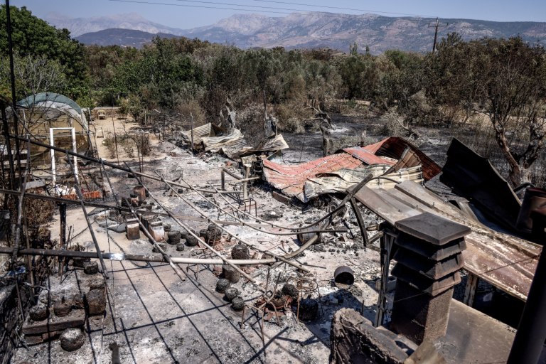 «Πυρ ομαδόν» κατά της κυβέρνησης από την αντιπολίτευση για τις φωτιές: «Κρυπτόμενη κυβέρνηση με τεράστιες ευθύνες»