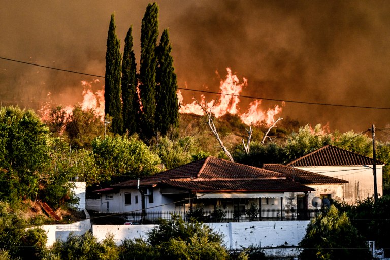 Μεγάλη φωτιά στο Χελιδόνι Αρχαίας Ολυμπίας – Εκκενώσεις οικισμών