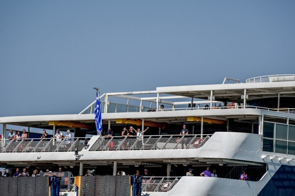 Απέπλευσε το Blue Star Μύκονος από τον Πειραιά – Είχε πρόβλημα στο σύστημα ελέγχου καυσαερίων