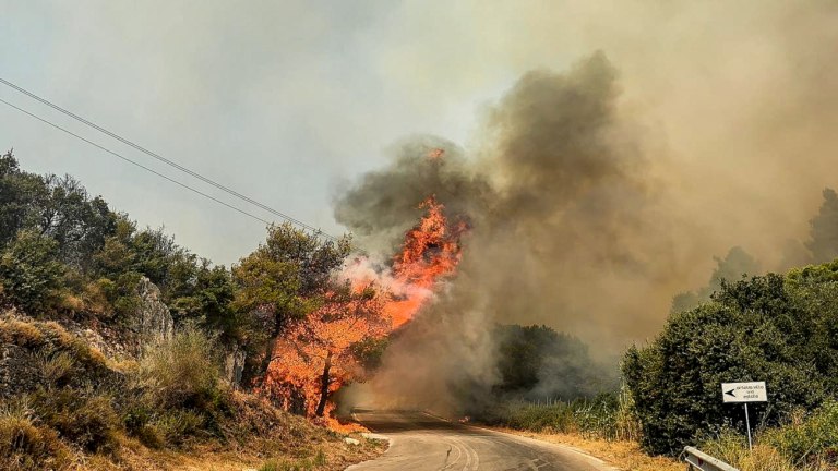 Κάηκαν 15.000 στρέμματα δάσους στη Ζάκυνθο – Ζημιές σε σπίτια και τουριστικές κατοικίες