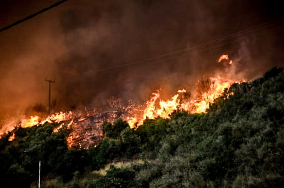 Ενημέρωση από την Πυροσβεστική: Πλήθος επικίνδυνων ενεργών εστιών – 4.850 πυροσβέστες επιχειρούν στις φωτιές
