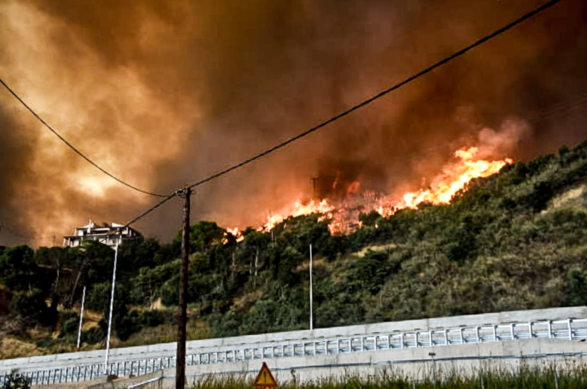 Πύρινα μέτωπα: Οι μονάδες υγείας του ΕΚΑΒ που επιχειρούν στο πεδίο