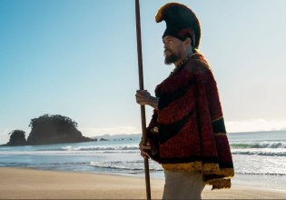 Τζέισον Μομόα: Αποκάλυψε ποια ήταν η εμπειρία που τον έκανε να «κόψει» μια για πάντα το τσιγάρο