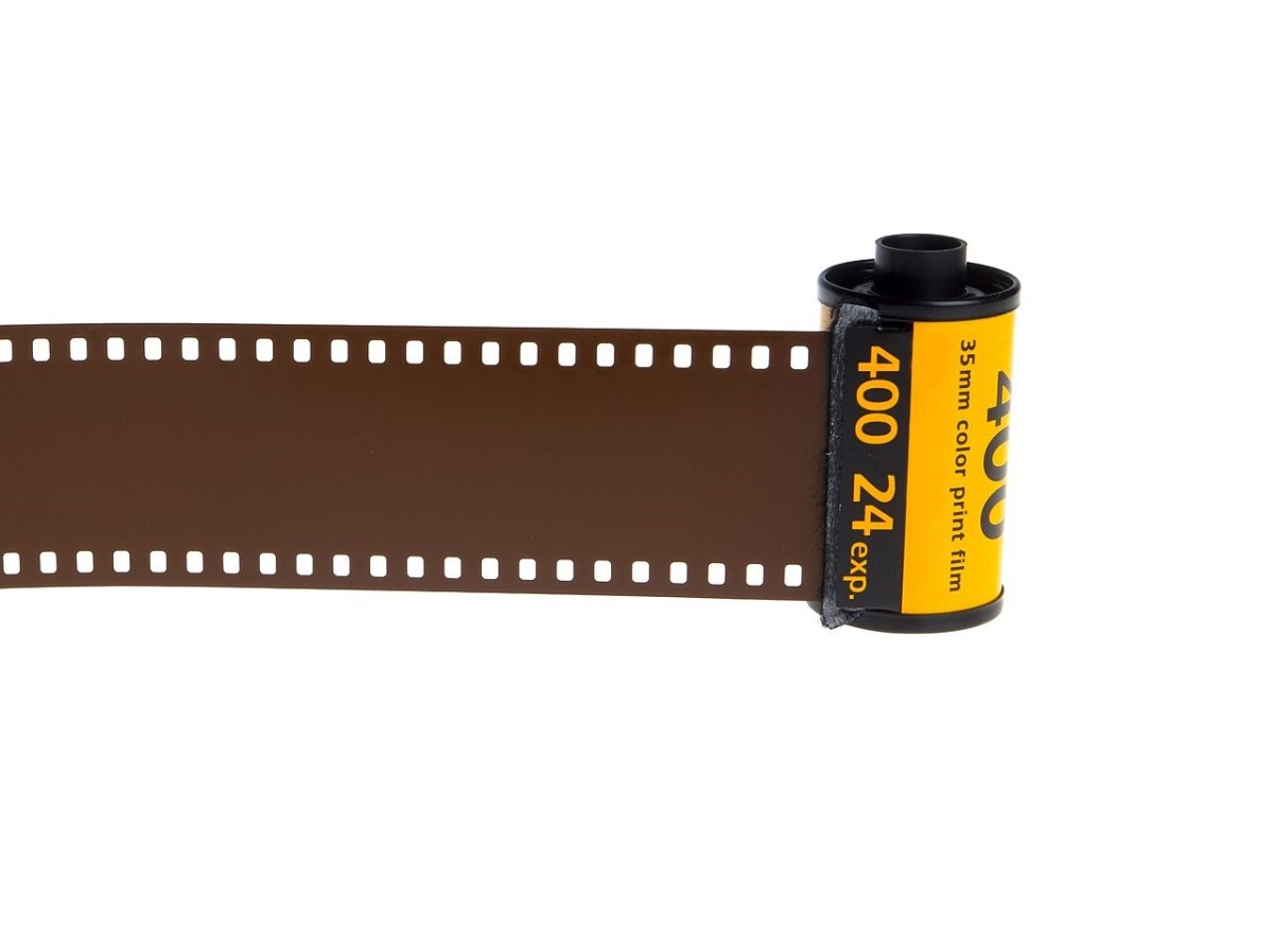 Μία μικρή εξέγερση στην ψηφιακή τελειότητα – Πώς η Gen Z θέλει να αναστήσει τα φωτογραφικά φιλμ