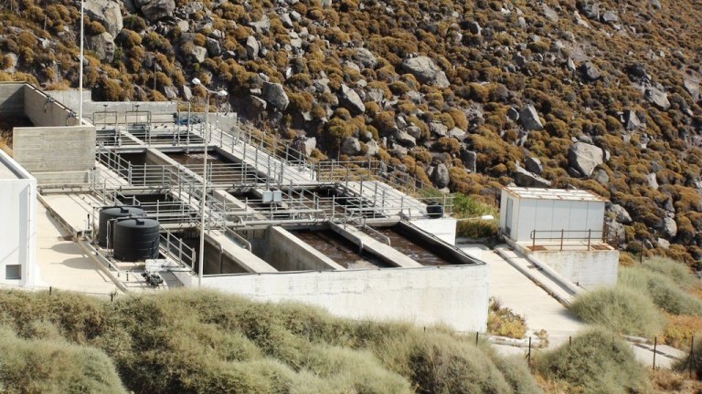 Πάτμος: Σοβαρό πρόβλημα με το βιολογικό καθαρισμό – «Δεν έχει σχέση με το νερό στις βρύσες» λέει ο δήμαρχος