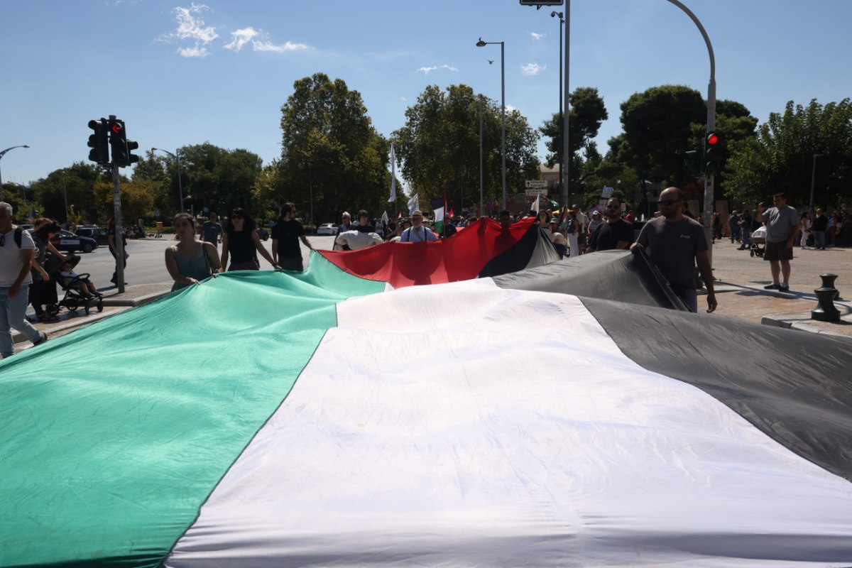 Θεσσαλονίκη: Πλήθος κόσμου στη συγκέντρωση για την Παλαιστίνη – Στις 8 το βράδυ στο Σύνταγμα