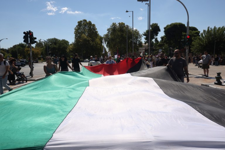 Θεσσαλονίκη: Πλήθος κόσμου στη συγκέντρωση για την Παλαιστίνη – Στις 8 το βράδυ στο Σύνταγμα