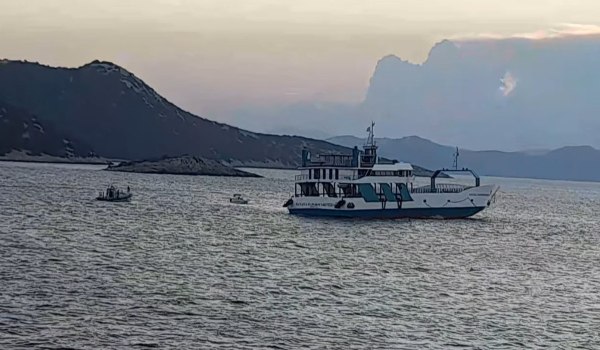 Νέα Στύρα: Το πλοίο παραμένει κολλημένο σε ξέρα – Σε Μαρμάρι και Κάρυστο διανυκτέρευσαν οι επιβάτες