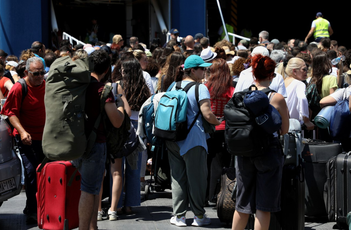 Συνεχίζεται η έξοδος των αδειούχων του Αυγούστου – Γεμάτα αναχωρούν τα πλοία από τα λιμάνια