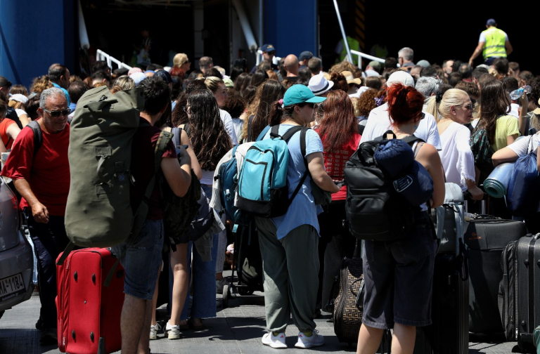Συνεχίζεται η έξοδος των αδειούχων του Αυγούστου – Γεμάτα αναχωρούν τα πλοία από τα λιμάνια