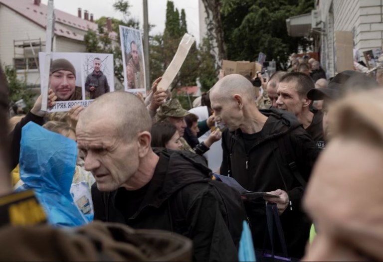Πάνω από 10.000 αιχμαλώτους απελευθέρωσαν Ρωσία και Ουκρανία – Η μεγαλύτερη ανταλλαγή στρατευμάτων μετά τον Β΄ΠΠ