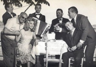 Φίνος Φιλμ: Το συγκινητικό βίντεο για τα 34 χρόνια από τον θάνατο του Αλέκου Σακελλάριου