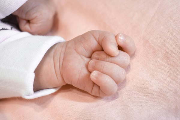 Κρήτη: Σε κρίσιμη αλλά σταθερή κατάσταση το βρέφος που έπεσε από μπαλκόνι