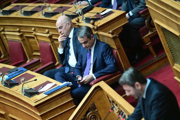 Τα «μπρα ντε φερ» Μαξίμου-Χαριλάου Τρικούπη και στο βάθος ΔΕΘ