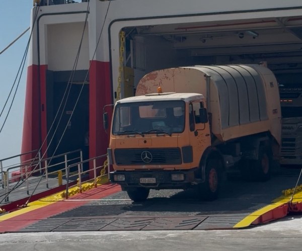Απορριμματοφόρο παραχώρησε δήμος της Αττικής σε νησιώτικο δήμο για να ενισχύσει την καθαριότητα του νησιού