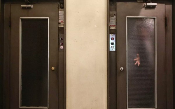 Παγκράτι: 27χρονος πήγε να ληστέψει ηλικιωμένη και κλείστηκε στο ασανσέρ