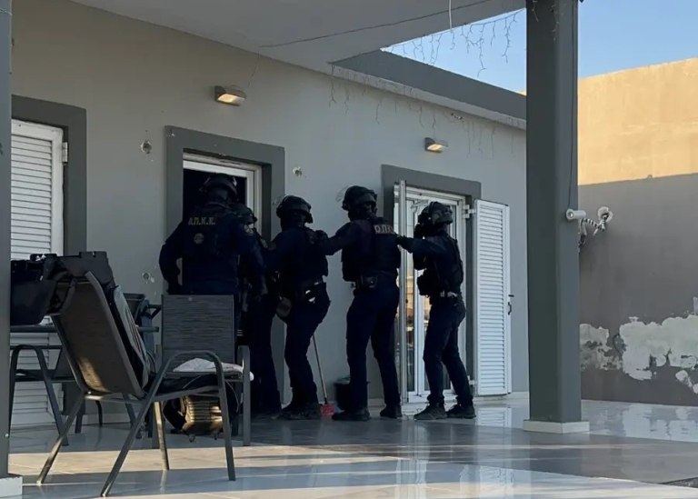 Αστυνομική επιχείρηση σε οικισμό στον Ασπρόπυργο – 12 συλλήψεις