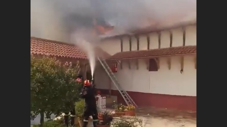 Πάτρα: Στις φλόγες τυλίχθηκε η Ιερά Μονή Αγίου Νικολάου στον Μπάλα [βίντεο]