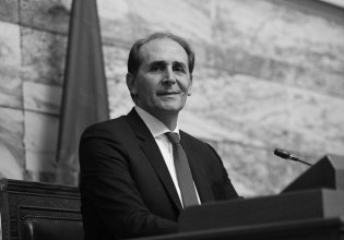 Απόστολος Βεσυρόπουλος: Πλήθος κόσμου στο τελευταίο αντίο – Με την ελληνική σημαία το φέρετρο