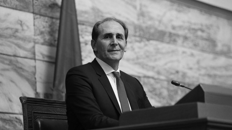 Απόστολος Βεσυρόπουλος: Πλήθος κόσμου στο τελευταίο αντίο – Με την ελληνική σημαία το φέρετρο