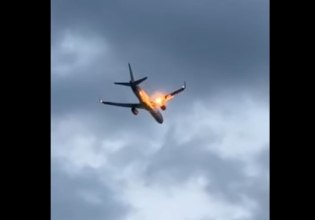 Φωτιά στον κινητήρα αεροσκάφους που απογειώθηκε από την Κέρκυρα με 250 επιβάτες – Βίντεο ντοκουμέντο