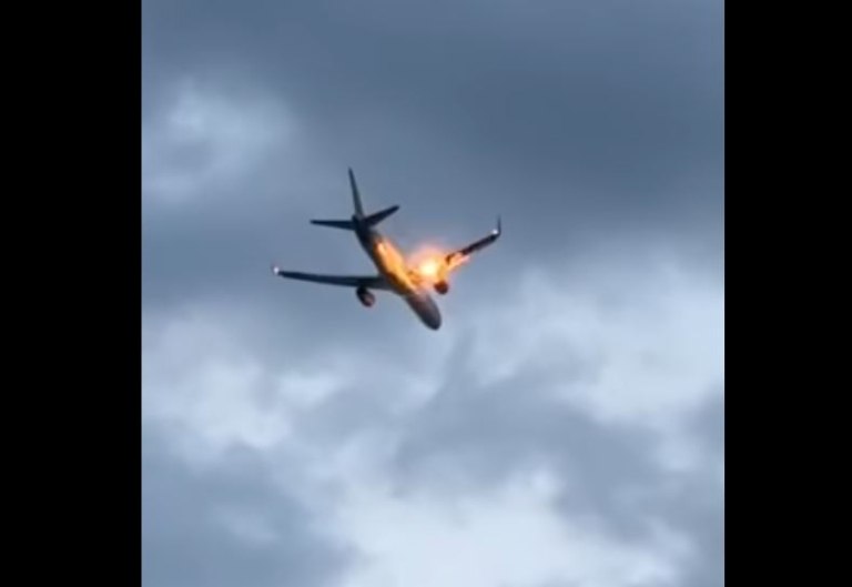 Φωτιά στον κινητήρα αεροσκάφους που απογειώθηκε από την Κέρκυρα με 250 επιβάτες – Βίντεο ντοκουμέντο