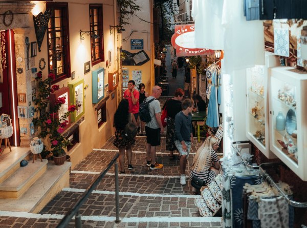 Τουρισμός: Ενίσχυση των εισπράξεων από λιγότερα αλλά πιο ισχυρά «πορτοφόλια»