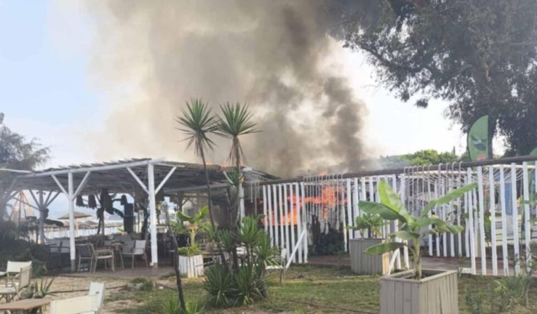 Πρέβεζα: Φωτιά σε γνωστό beach bar στο Μονολίθι – Κάηκε ολοσχερώς