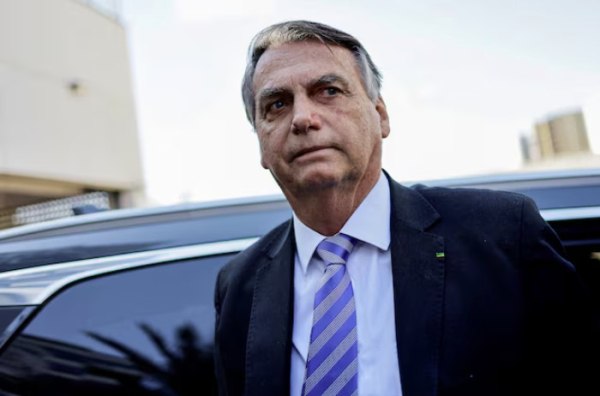 Βραζιλία: Δικαστής κρίνει ως ύποπτο φυγής τον Μπολσονάρο και διατάσσει τη μόνιμη παρακολούθησή του