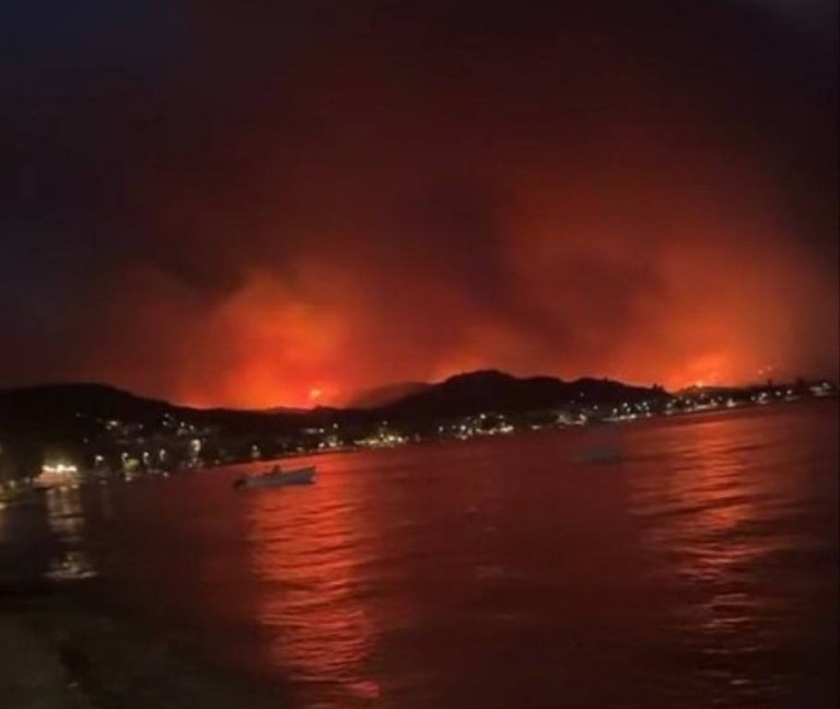 Δυστοπία στη Χίο – Εκτός ελέγχου το πύρινο μέτωπο, κοντά σε σπίτια και επιχειρήσεις οι φλόγες