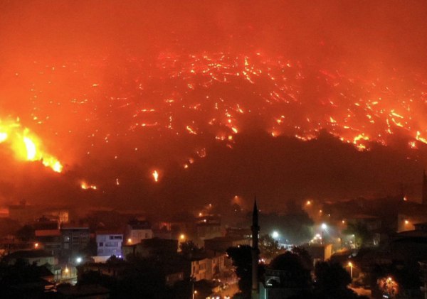 Τουρκία: Χιλιάδες κάτοικοι απομακρύνονται εσπευσμένα εξαιτίας της πυρκαγιάς στην Τσανάκαλε