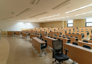 Πρώην στέλεχος της κυβέρνησης, πρώτος πρύτανης σε ιδιωτικό πανεπιστήμιο