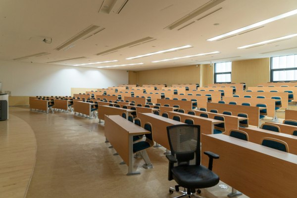 Πρώην στέλεχος της κυβέρνησης, πρώτος πρύτανης σε ιδιωτικό πανεπιστήμιο