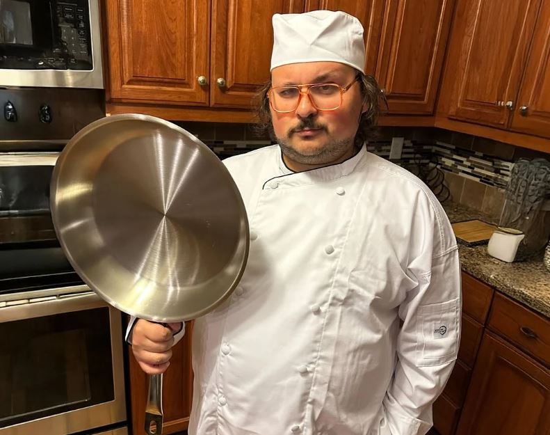 Σταύρος Χαλκιάς: Το «χρυσό αγόρι» της κωμωδίας, στην ταινία «Tony» για τη ζωή του Άντονι Μπουρντέν