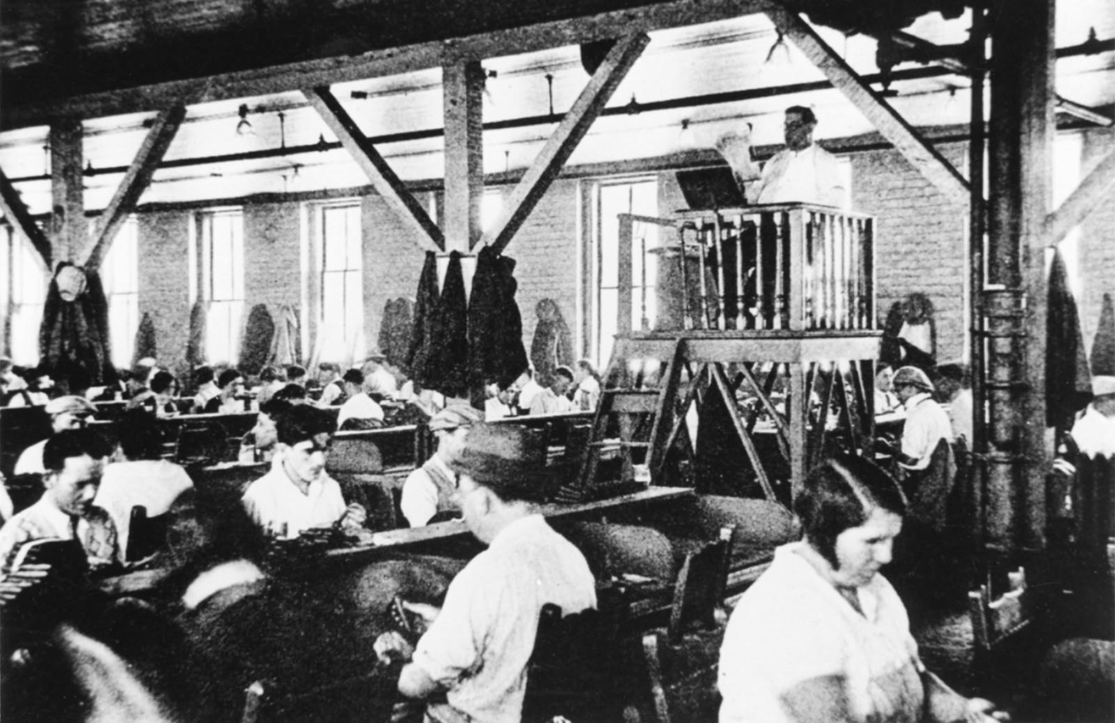 Η επιλογή των ειδήσεων και των μυθιστορημάτων που διαβάζονται δυνατά στα 50 εργοστάσια πούρων της χώρας φιλτράρεται από μια επιτροπή ανάγνωσης, ένας θεσμός που ισχύει από τον 19ο αιώνα