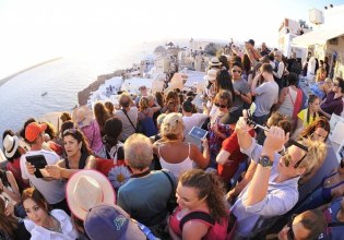 Υπερτουρισμός: Πώς αδειάζει τις πόλεις – Πού πηγαίνουν οι μόνιμοι κάτοικοι;