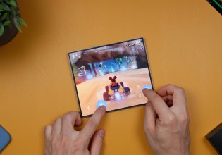 Η Samsung «ροκανίζει» μερίδια αγοράς από την Apple με τα foldables