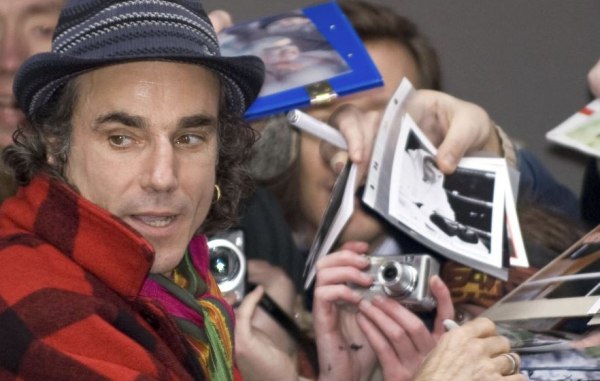 Η πρώτη φωτογραφία – O Ντάνιελ Ντέι Λιούις σε ταινία του γιου του μετά από 8 χρόνια αποχής