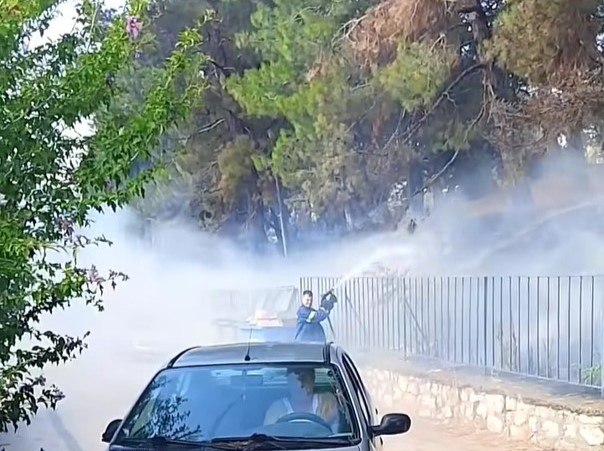 Διδυμότειχο: Φωτιά σε άλσος δίπλα στο 1ο Γυμνάσιο και στις αυλές σπιτιών