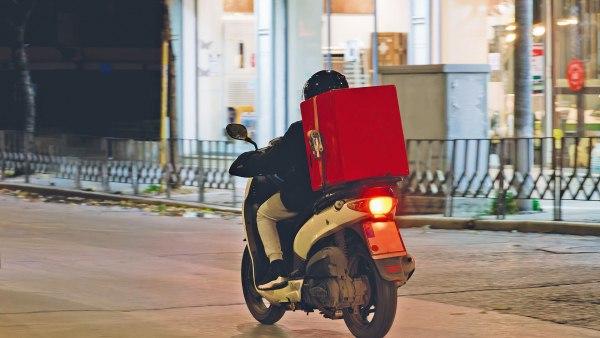 «Είχα γράψει στα σχόλια ότι θέλω Έλληνα διανομέα» – Βίντεο με παραγγελία πελάτισσας προκαλεί σάλο [βίντεο]