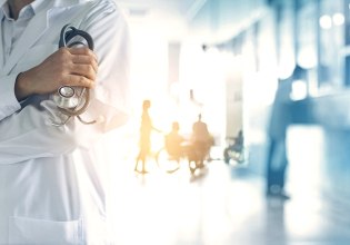 ΠΙΣ: «Πλάτη» γυρίζουν οι γιατροί στο ΕΣΥ με τα μέτρα – 52 λιγότερες αποχωρήσεις «βλέπει» ο Άδωνις