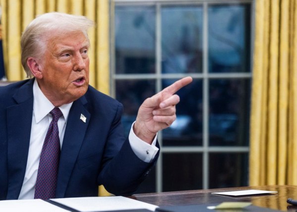 Δασμοί: Ο Τραμπ υπέγραψε διάταγμα για την αύξησή τους σε δεκάδες χώρες – Στο 35% ο Καναδάς