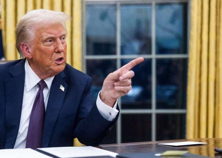 Δασμοί: Ο Τραμπ υπέγραψε διάταγμα για την αύξησή τους σε δεκάδες χώρες – Στο 35% ο Καναδάς