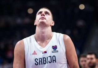 Το κάνει κι αυτό: Εντυπωσιακό ανάποδο κάρφωμα του Γιόκιτς στην προθέρμανση του Σερβία – Γερμανία (vid)