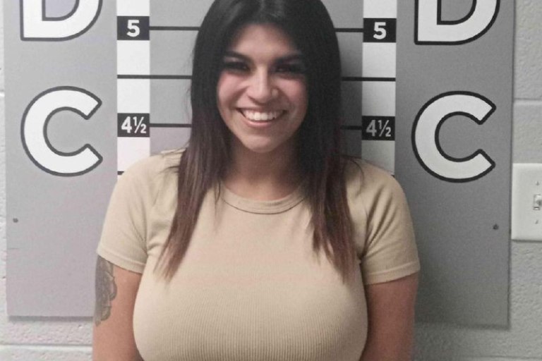 Κεντάκι: Έκανε… λαμπόγυαλο το αυτοκίνητο του πρώην της και γελούσε ακόμη και στην φωτογραφία της σύλληψης