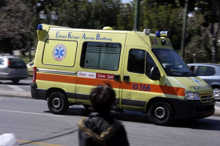 Σαλαμίνα: Σε κρίσιμη κατάσταση ηλικιωμένη που παρασύρθηκε από οδηγό μηχανής