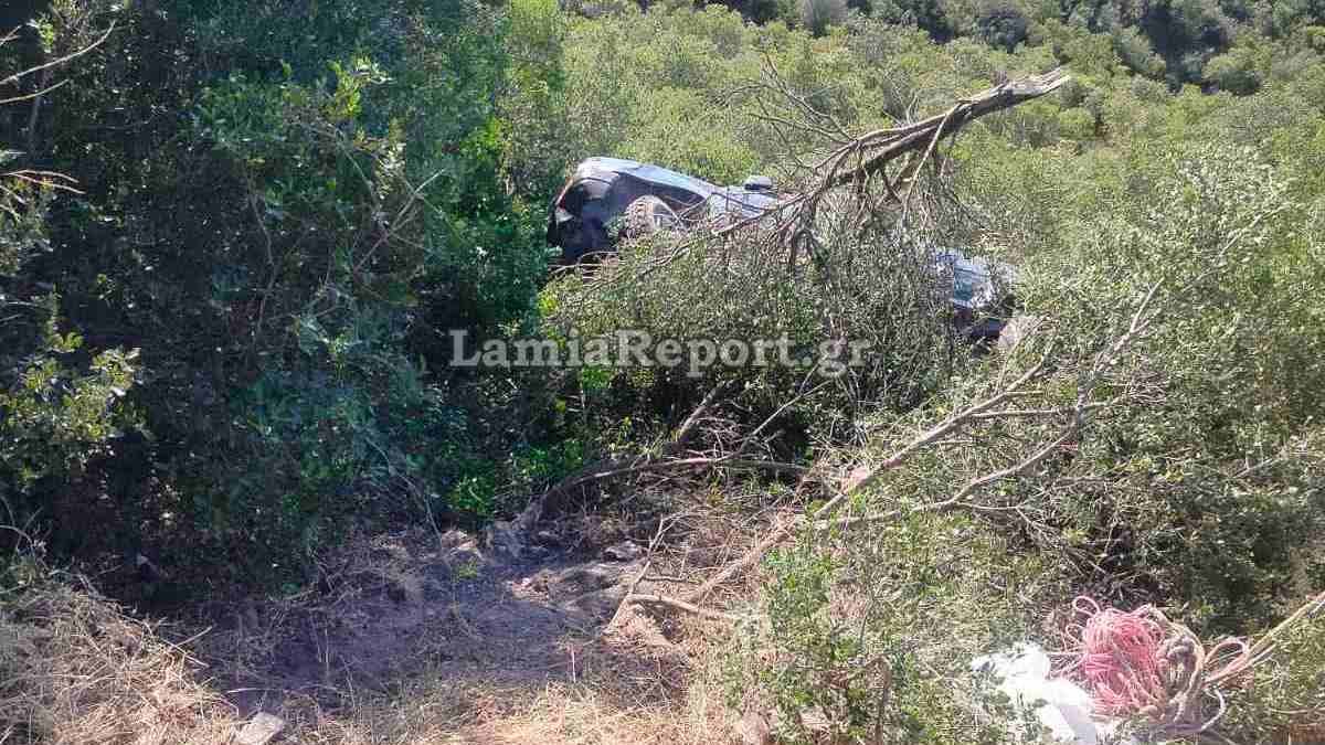 Φθιώτιδα: «Βουτιά» αυτοκινήτου σε γκρεμό με τρεις επιβάτες – Πώς σώθηκαν