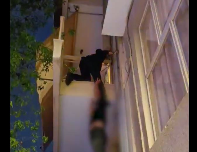 Πειραιάς: Αστυνομικοί διέσωσαν 5χρονο αγοράκι από μπαλκόνι – Ήταν ολομόναχο και κλειδωμένο