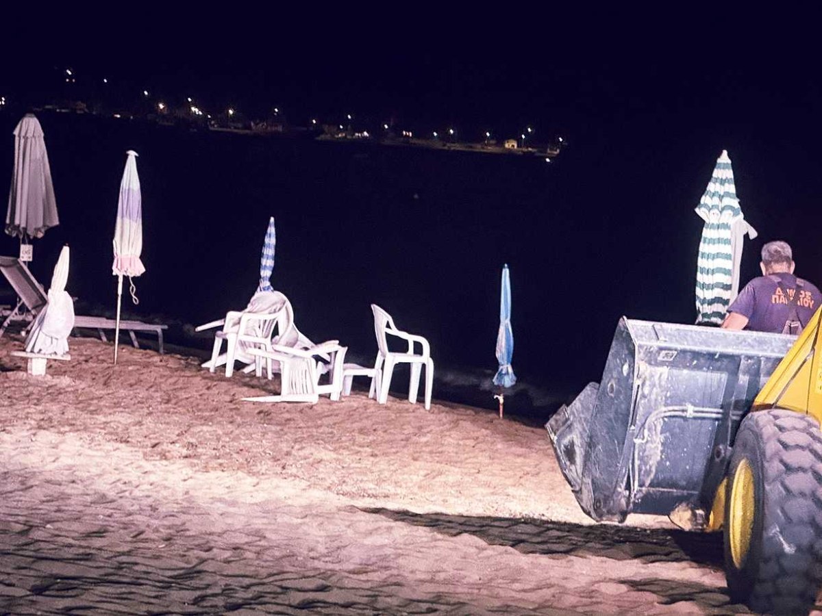 Καβάλα: Ξήλωσαν με μπουλντόζες ομπρέλες και ξαπλώστρες από ελεύθερες παραλίες του δήμου Παγγαίου